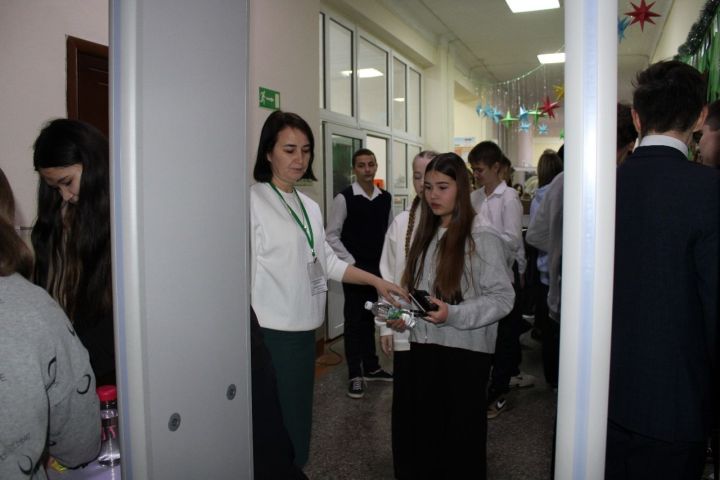 Нурлатские школьники присоединились к Региональной акции «Все решают только знания: разберем со специалистом»