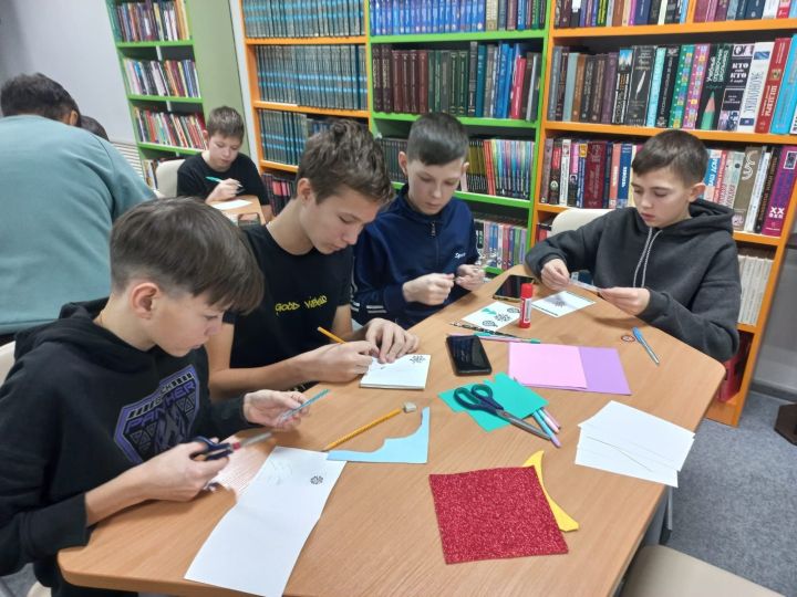 Школьники Нурлата подготовили новогодние открытки для участников СВО