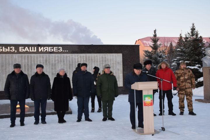 Накануне Дня Героев Отечества нурлатцы пришли к мемориальному комплексу «Вечный огонь»