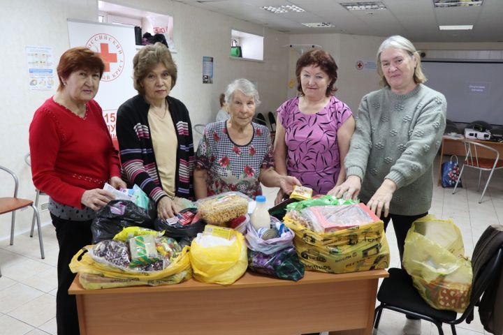 В Нурлате члены Центра долголетия собрали гуманитарную посылку