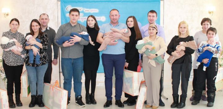 В Нурлате поздравили семьи с новорожденными
