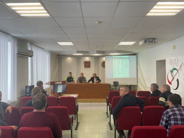 Сотрудники Госавтоинспекции проводят профилактические встречи с трудовыми коллективами