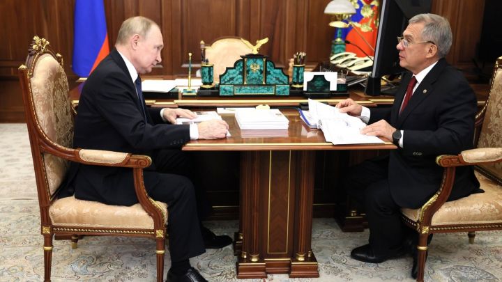 Владимир Путин поздравил Рустама Минниханова с 23 февраля
