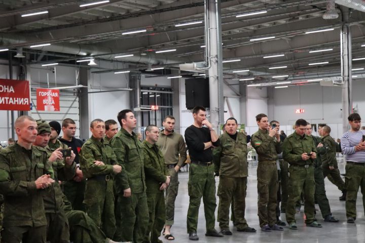 Минниханов: мы должны уделять самое пристальное внимание вопросам военнослужащих