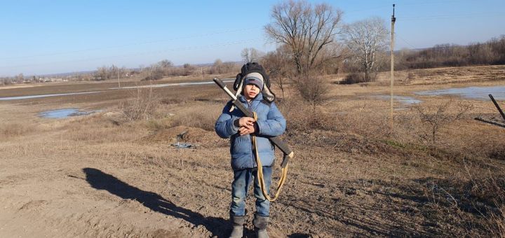 Нурлатские волонтеры по дороге на Донбасс с гумпомощью встретили местных мальчишек