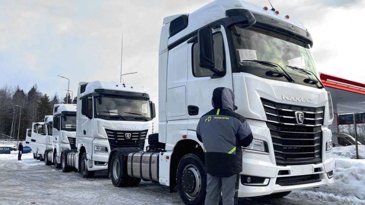 Рустам Минниханов показал первый локализованный грузовик КАМАЗа поколения К5