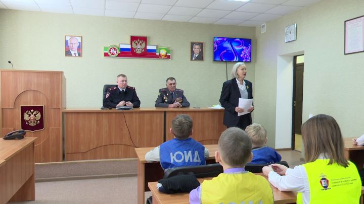 Для членов отрядов ЮИД была организована экскурсия в Нурлатский отдел МВД России