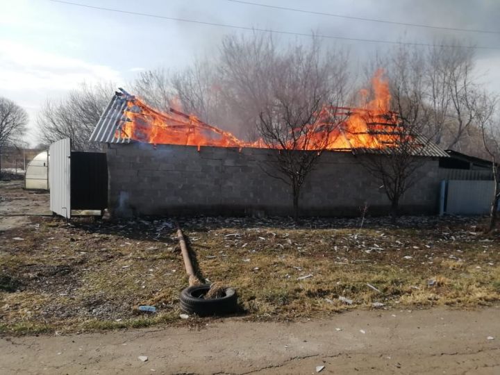 В Нурлате гараж сгорел по вине его владельца