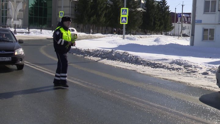 Сегодня нурлатские автоинспекторы останавливали автовладелиц и дарили им цветы