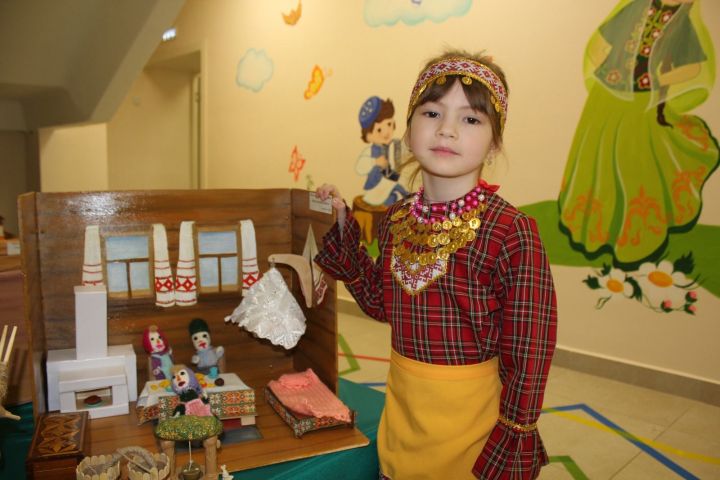 Юная жительница Нурлата разговаривает на трех языках: русском, татарском и удмуртском
