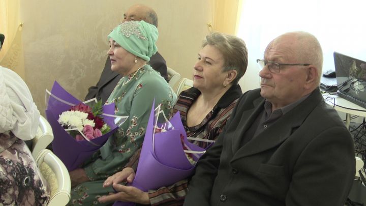 В Нурлатском ЗАГСе под марш Мендельсона чествовали «золотых» юбиляров