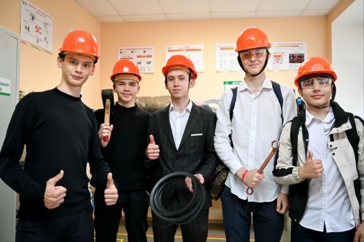 Для нурлатских школьников состоялась экскурсия по Фабрике процессов «Татнефти»