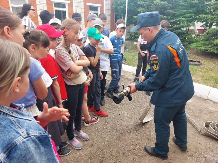 Нурлатские школьники побывали на экскурсии в пожарной части