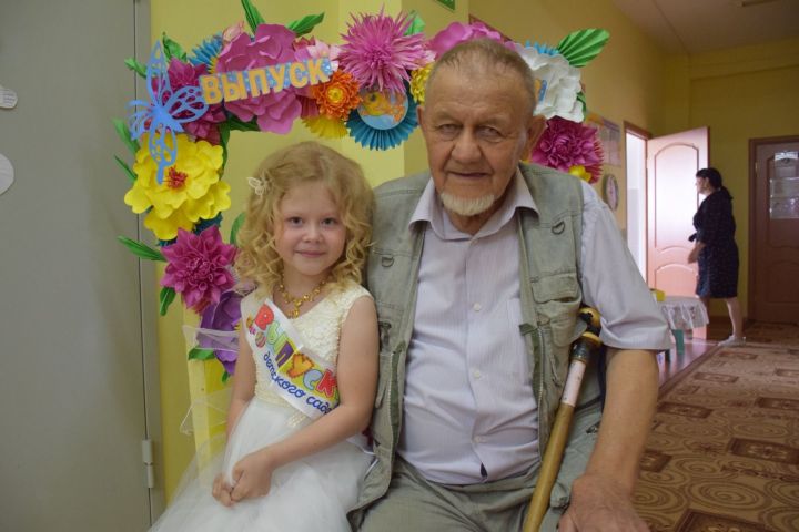 Дочь 79-летнего нурлатца Ильяса Фахрутдинова Айнур в этом году пойдет в школу
