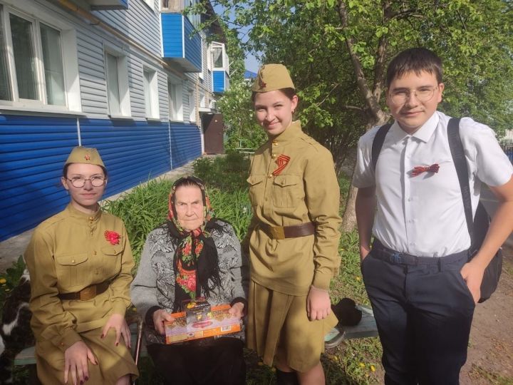 Нурлатские школьники приходят к ветеранам с поздравлениями