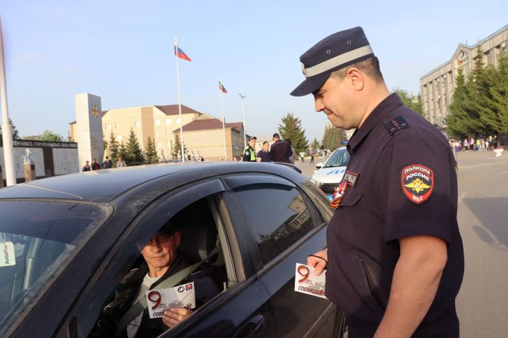 Нурлатские автоинспекторы поздравили водителей с наступающим Днем Победы