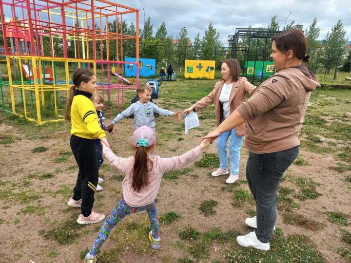 В Центральном парке Нурлата детский сад «Росинка» провел мероприятие «Игры народов Поволжья»