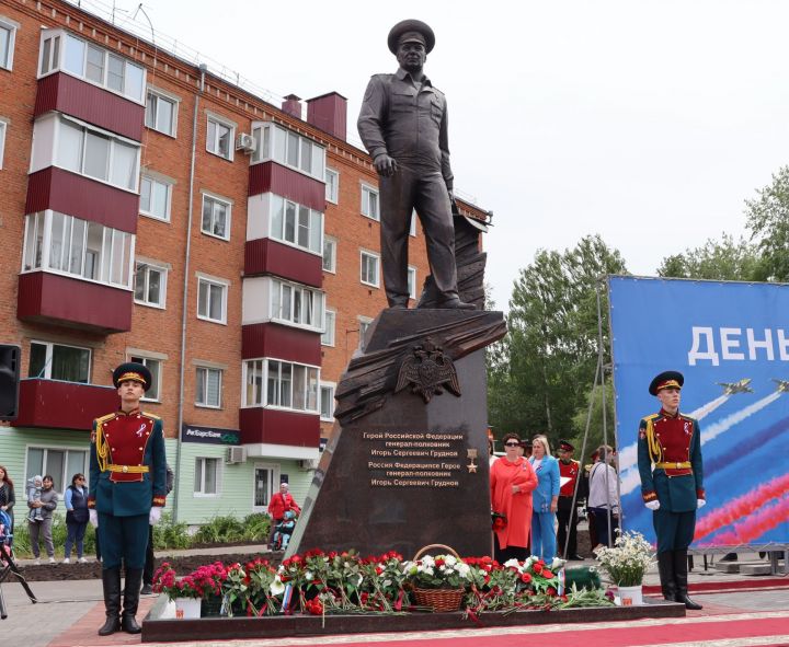 В Чистополе состоялась церемония открытия памятника герою России Игорю Груднову