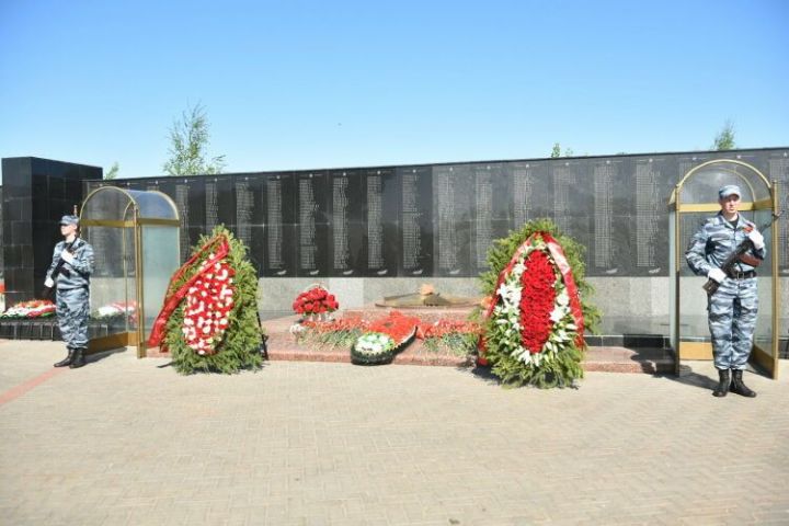 Челнинские полицейские разыскивают бегающих по мемориальной стене памяти подростков