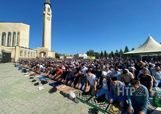 Сотни верующих Нижнекамска собрались в Центральной Соборной мечети чтобы отметить Курбан-байрам