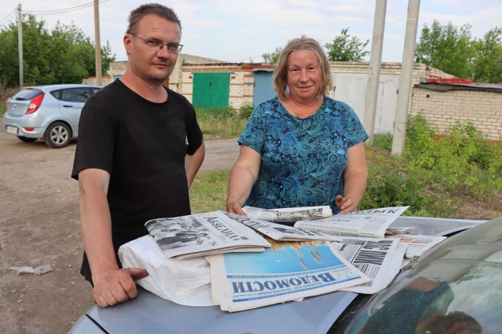 На память о Нурлате путешественники из Санкт-Петербурга взяли с собой три районные газеты