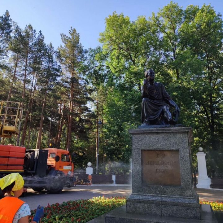 В Казани памятникам устроили «охлаждающий душ»