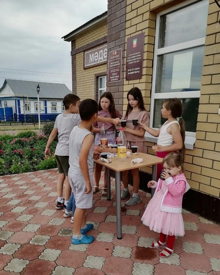 В деревне Светлое Озеро дети играют в игры своих бабушек
