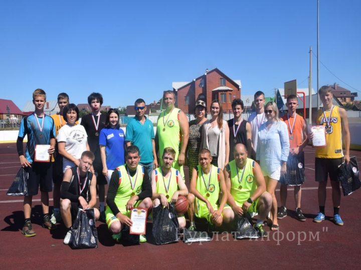 В нурлатском парке «Спортивный» отметили День физкультурника