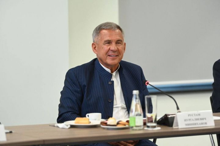 Рустам Минниханов встретился со стобалльникам