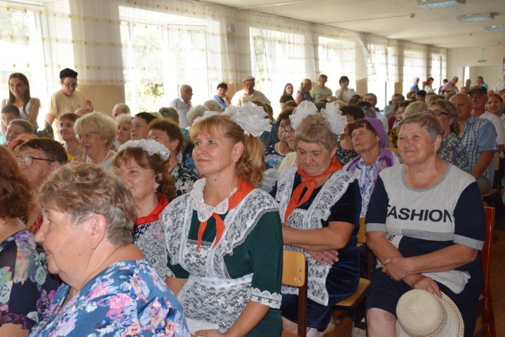 Тюрнясевская средняя школа торжественно отметила свое 90-летие