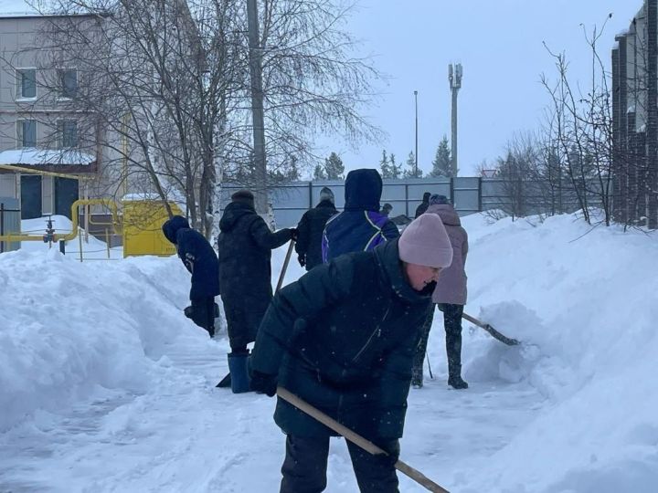 Жители Нурлатского дома престарелых помогают сотрудникам в уборке снега