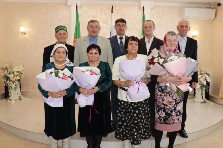В Нурлате в рамках открытия Года семьи чествовали юбиляров совместной жизни