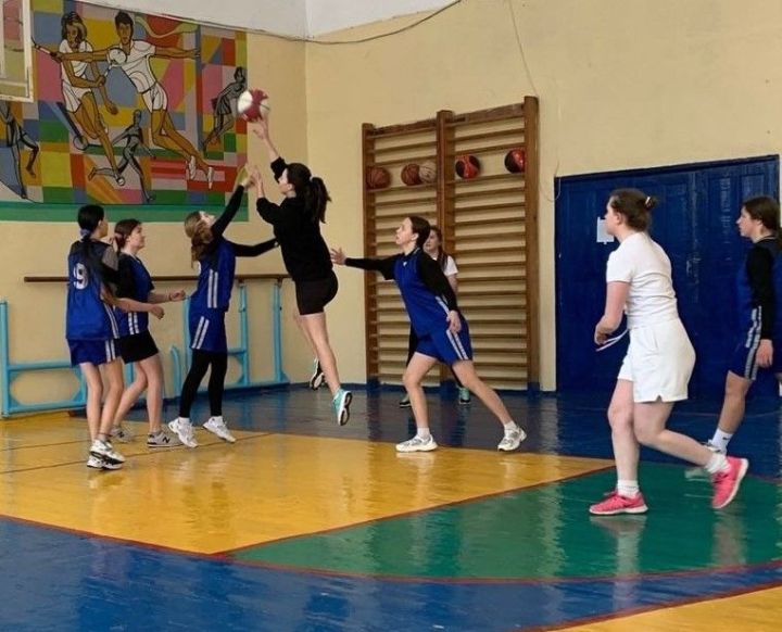 В нурлатской школе №2 прошел турнир по баскетболу «Встреча поколений»