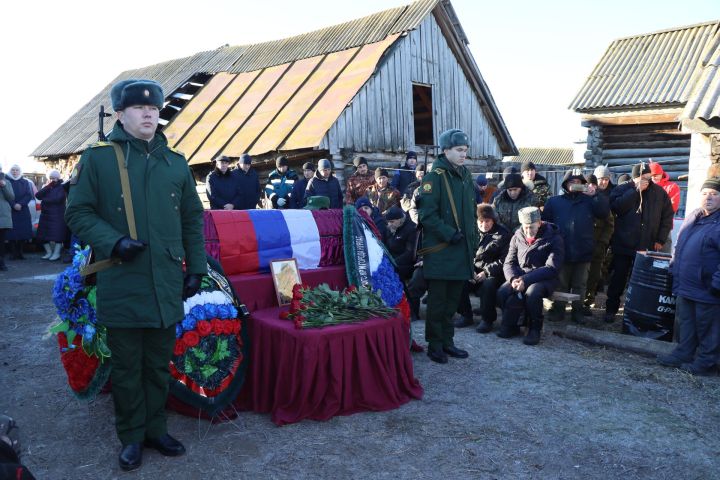 В селе Бурметьево Нурлатского района проводили в последний путь Ахметова Ильфата