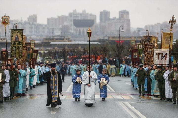 В Казани проходит крестный ход в честь Казанской иконы Божией Матери