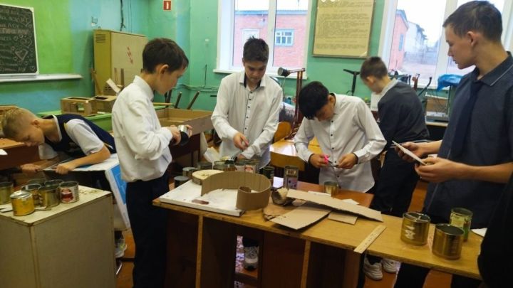 Учащиеся Старо-Челнинской школы изготавливают окопные свечи для бойцов на передовой