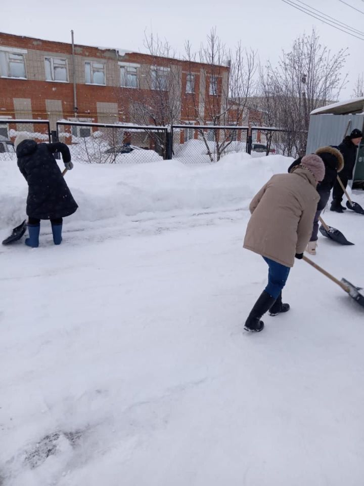 В Нурлатском доме-интернате прошел субботник по очистке территории от снега