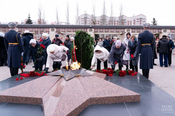 В День Героев Отечества в парке Победы возложили цветы