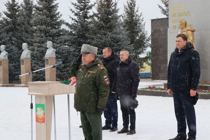 В Нурлате в День героев Отечества прошел торжественный митинг