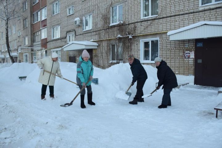 Жители Нурлата всем двором вышли на помощь дворникам