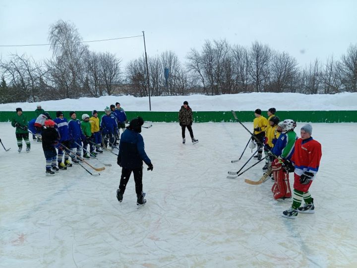 В селе Курманаево прошли соревнования по хоккею среди сельских школ Нурлатского района