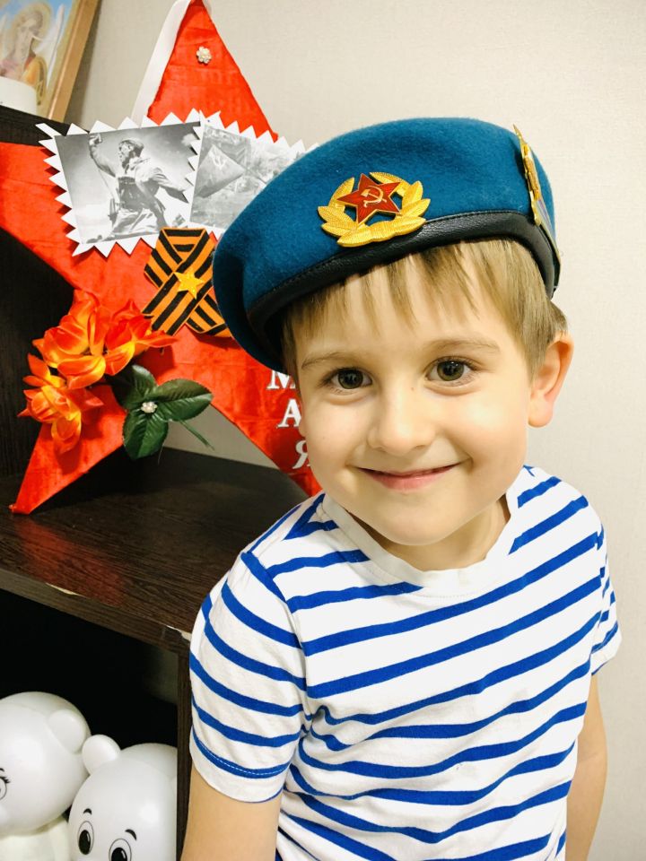 Михаил Мокеев участвует в конкурсе «Военную фуражку нашёл я у отца»