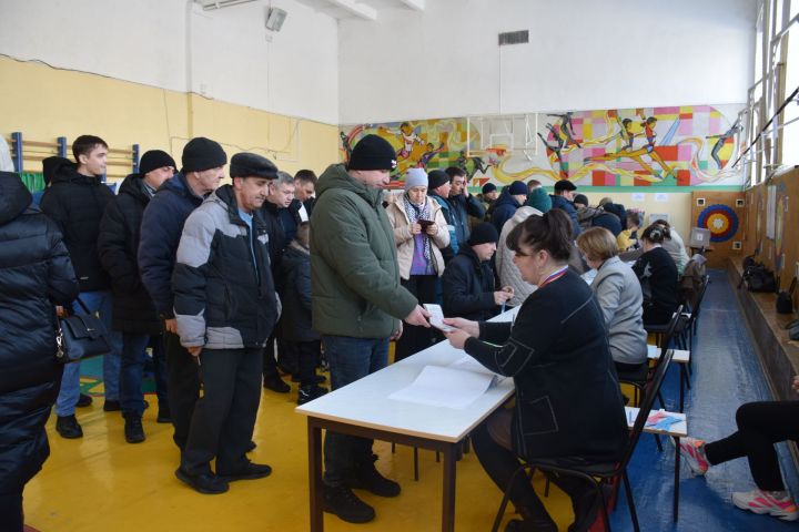 В Нурлате с утра наблюдается наплыв избирателей на участках на выборах Президента России