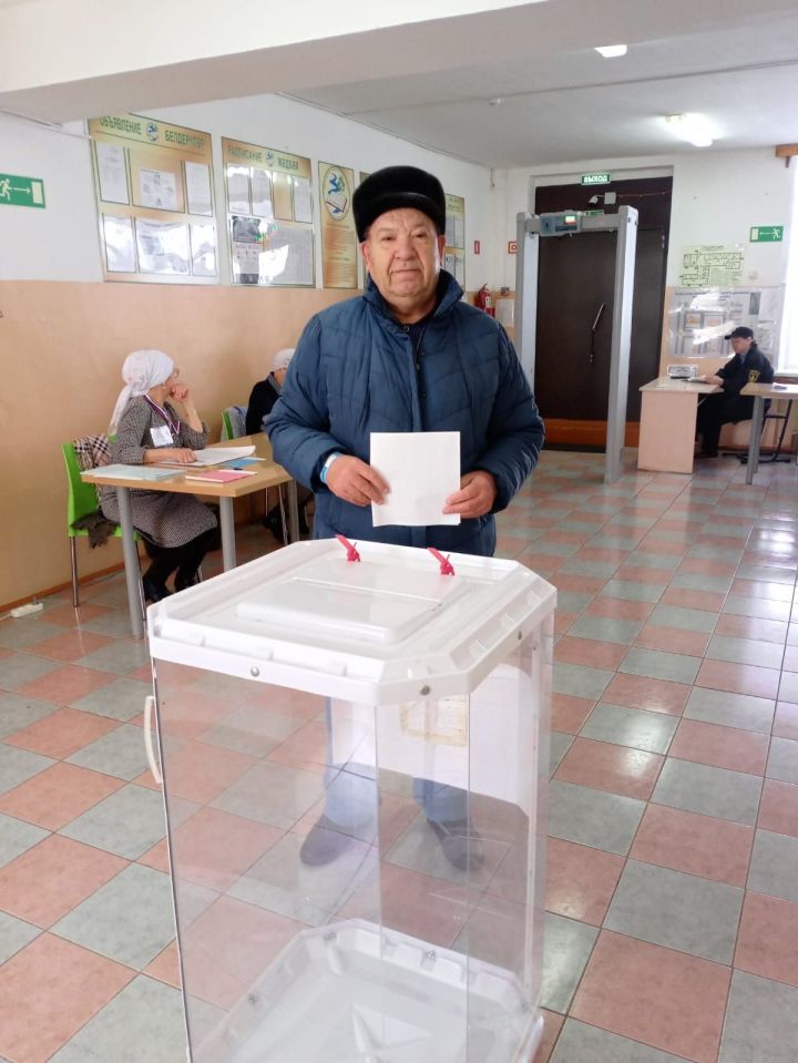 Житель Нового Иглайкина Юсуф Файзуллин голосует в день своего 80-летия