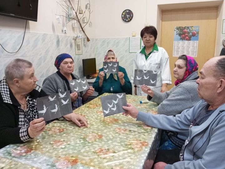 В память о жертвах теракта жители Нурлатского дома-интерната изготовили бумажных журавлей