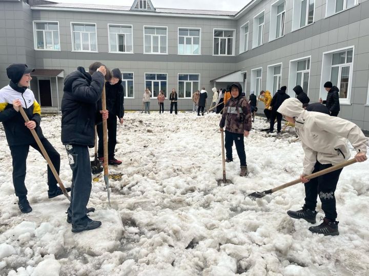 Субботник прошел в первой городской школе Нурлата