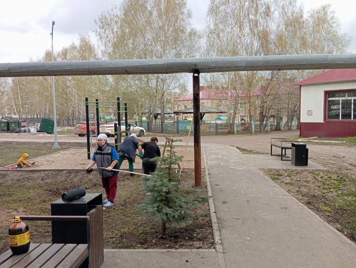 На субботник нурлатцы вышли всем двором