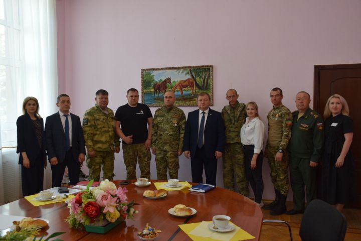 Глава Нурлатского района Дамир Ишкинеев встретился с бойцами СВО