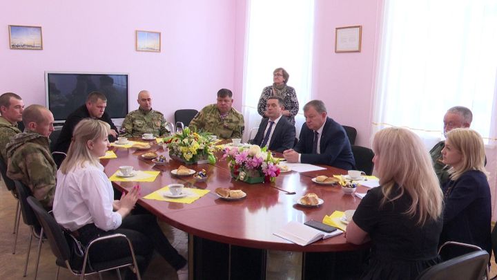Дамир Ишкинеев встретился с бойцами, приехавшими из зоны СВО в краткосрочный отпуск
