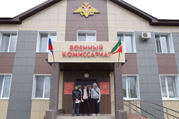 Трое парней из Ульяновска подписали контракт с Нурлатским военкоматом